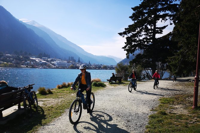 Arrowtown to Queenstown Bike Tour with Shuttle - Food stops and the 4:30 p.m. finish