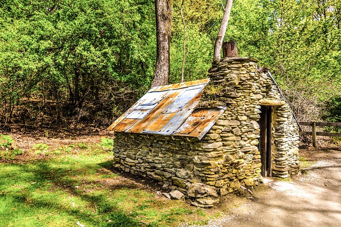 Arrowtown to Queenstown Bike Tour with Shuttle - Arrowtown and the first stretch along the river