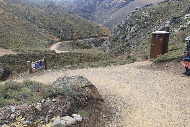 Lake Dunstan Cycleway with E-Bike hire and Shuttle service - Riding toward Clyde through Central Otago