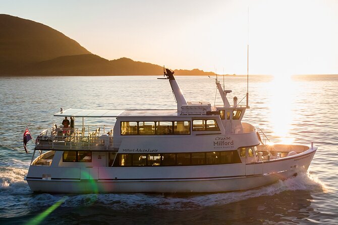 Premium Milford Sound Tour Including Cruise, Flight & Lunch - Lake Gunn and the Hollyford River add quiet moments
