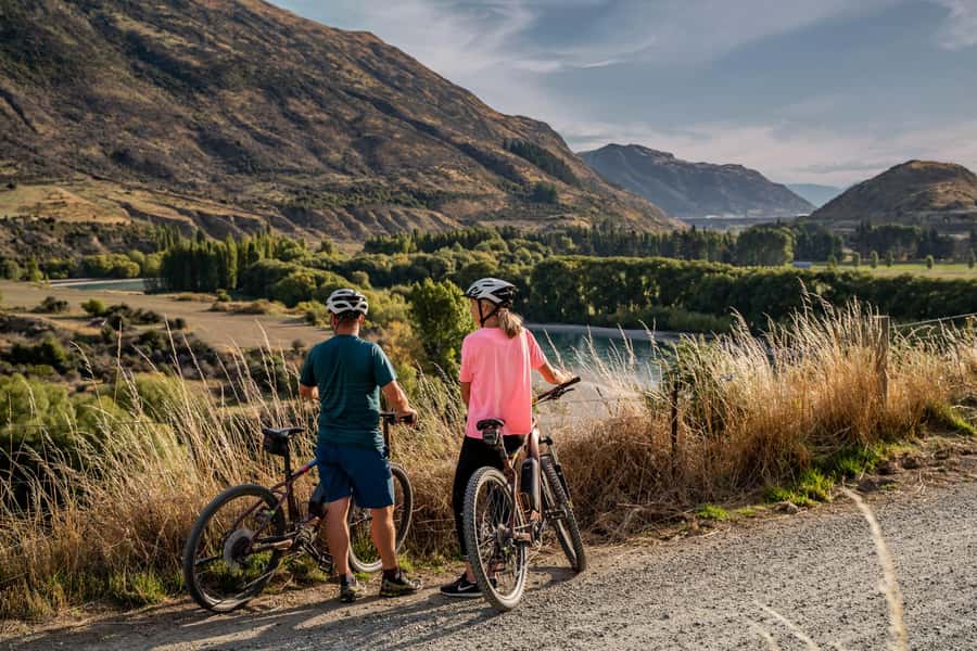 Queenstown: Arrowtown To Queenstown Biking Adventure - The final approach beside Lake Whakatipu