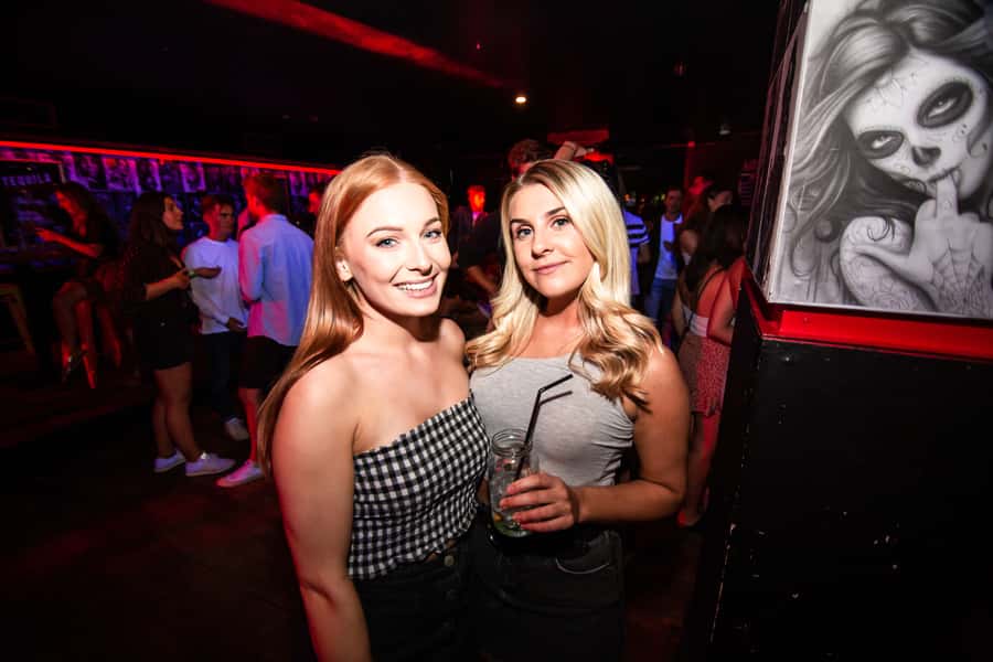 Queenstown: Bar Crawl with 5 Free Shots and Pizza - Key points to know before you go