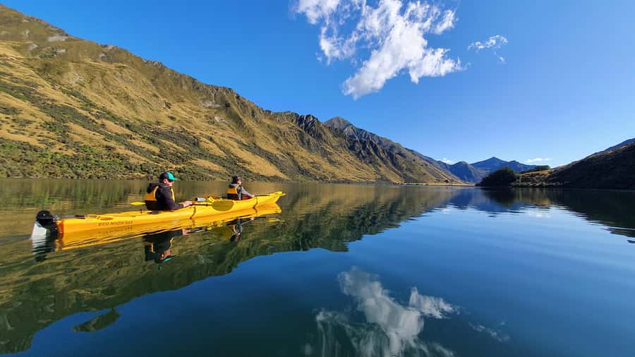 Queenstown: Kayaking or SUP Experience on Moke Lake - The safety briefing and equipment setup