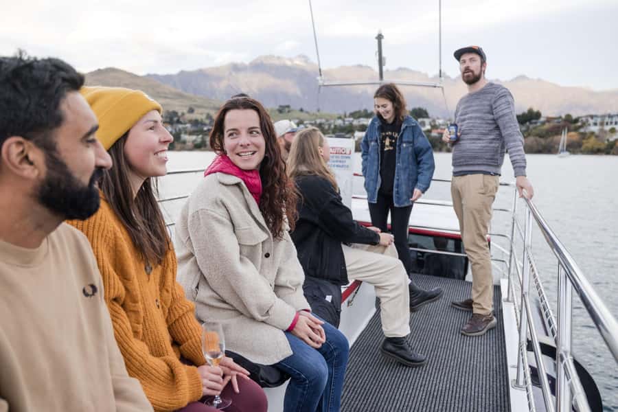 Queenstown: Lake Wakatipu Scenic Cruise - Quiet bays, wildlife, and photo time