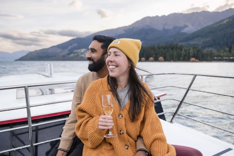 Queenstown: Lake Wakatipu Scenic Cruise - Drinks, hot chocolate, and a relaxed onboard rhythm