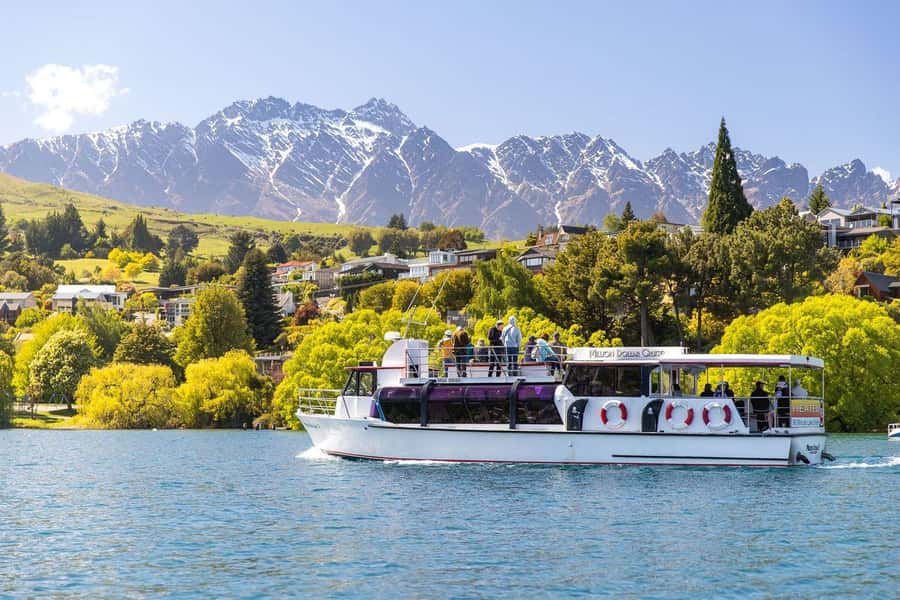 Queenstown: Lake Wakatipu Scenic Cruise - The first view of Lake Wakatipu
