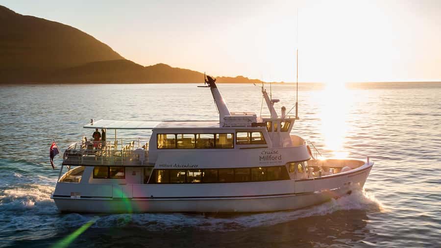 Queenstown: Milford Sound Small-Group Tour w Cruise & Lunch - Lake Gunn and the Hollyford River