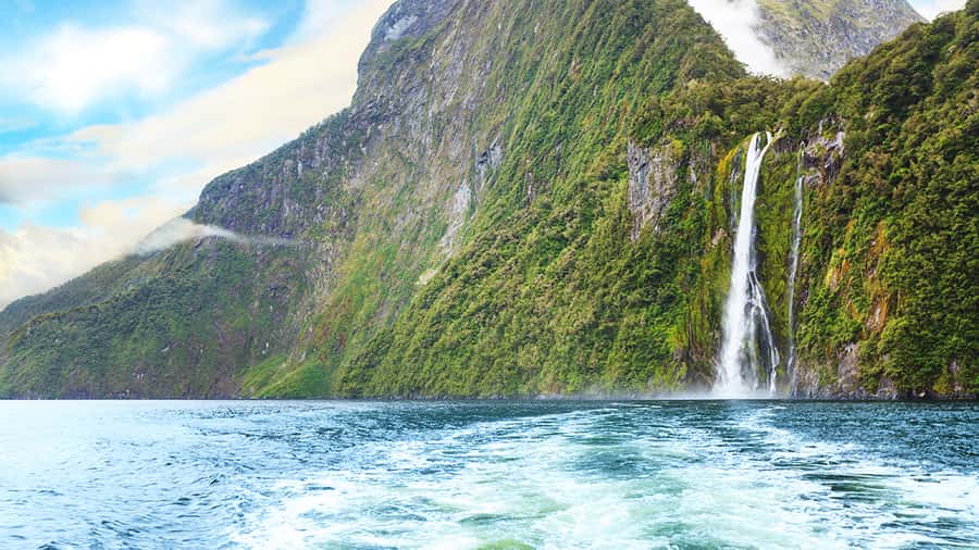 Queenstown: Milford Sound Small-Group Tour w Cruise & Lunch - Homer Tunnel and the sudden arrival at Milford Sound