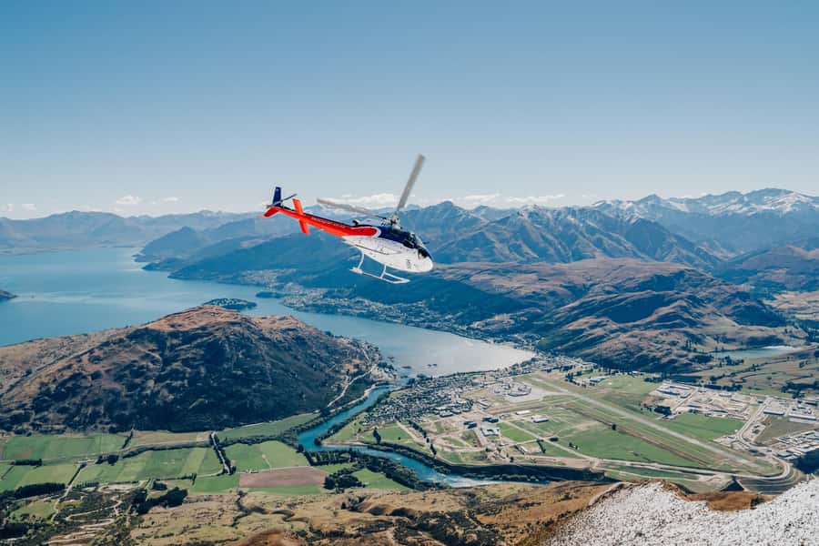 Queenstown: Pilot's Choice Helicopter Tour & Alpine Landing - Eight minutes over Lake Wakatipu and Queenstown