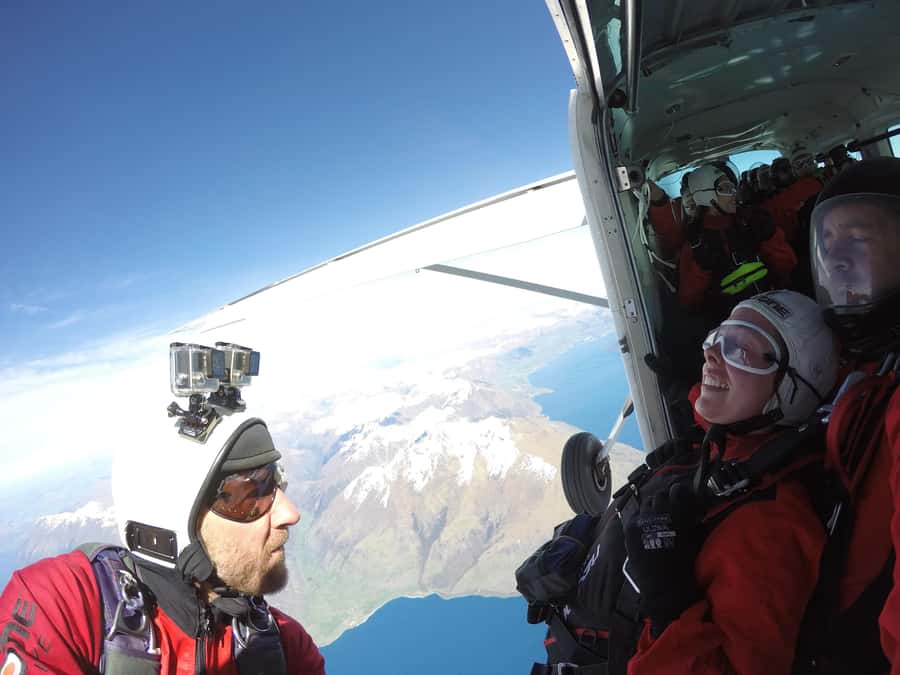 Queenstown: Tandem Skydive Experience - Five minutes beneath the parachute