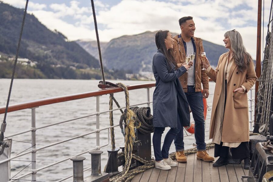 Queenstown: TSS Earnslaw Cruise of Lake Whakatipu - Coffee, drinks, and seating on board