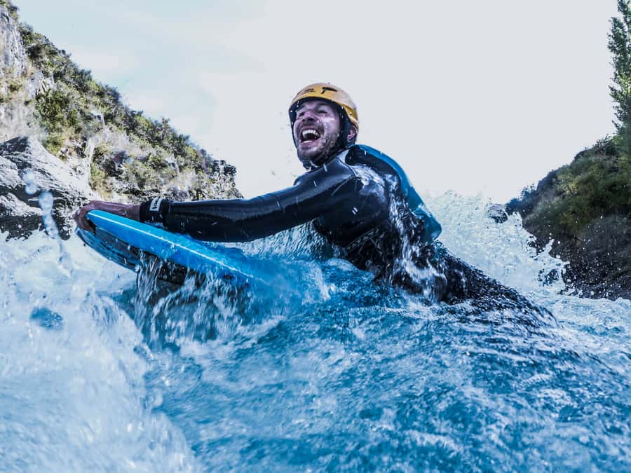 Queenstown: White Water Surfing Along the Kawarau River - What the scenery adds to an intense outing