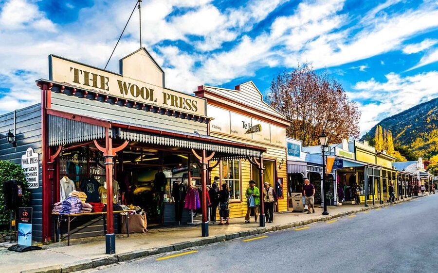 Ride to Riches: Arrowtown to Queenstown with Shuttle - Arriving at Queenstown Gardens